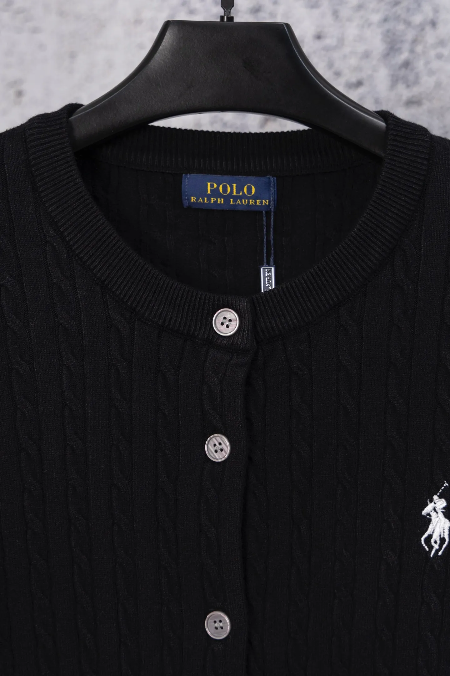 P170 Ralph Lauren Classic Round Neck Solid Color Pony Embroidered Logo Knitted Cardigan Long Sleeve Ralph Lauren Classic Basic Versatile Twist Knitted Cardigan Long Sleeve Main supply platform live broadcast Wholesale entity Replenish when out of stock Not removed from the shelves Quality 1:1 patterning Complete three standards Correct version of pony logo Imported quality cotton yarn Focus on high-end Cost-effective Good quality Needless to say Zhao Lusi's same style is really amazing, so sweet I'm so beautiful. This cardigan is really good-looking. It's simple and easy to wear. It's a must-have for goddess ootd. Good-looking clothes are never picky. A must-have in the wardrobe of goddesses. Size: S-XL. Color: black, apricot, gray, navy, red, white.